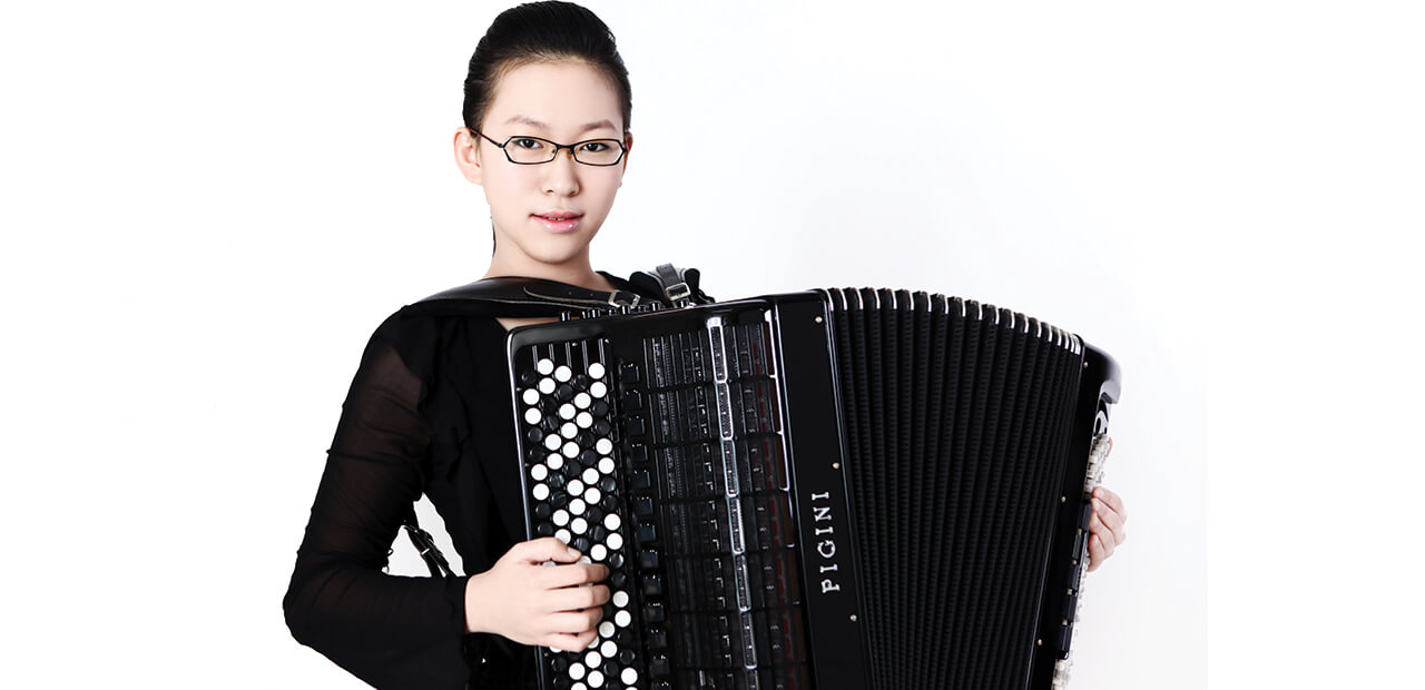 Tian Jianan with her bayan chromatic accordion